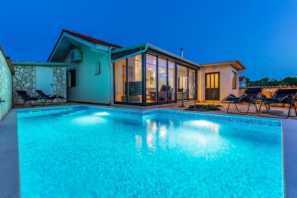 Vrcevan Modernes Haus Mit Pool Medulin