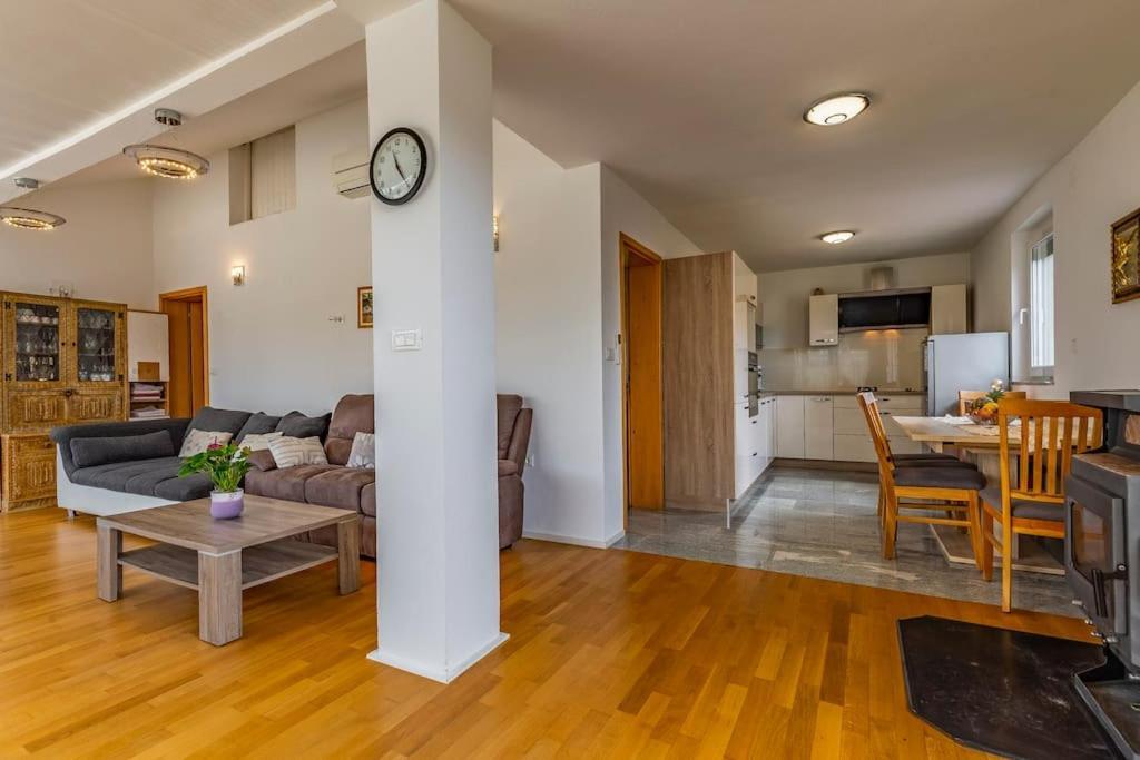 Vrcevan Modernes Haus Mit Pool *
